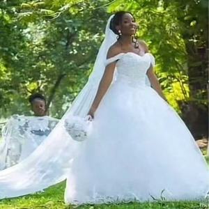 1. A História por Trás dos Padrões Kente em Vestidos de Noiva
2. Como Incorporar Estampas Ankara em seu Casamento
3. A Elegância do Aso Oke para Noivas Nigerianas
4. Capulana: O Toque Moçambicano no Seu Grande Dia
5. Fusões Modernas: Vestidos de Noiva Brancos com Detalhes Africanos