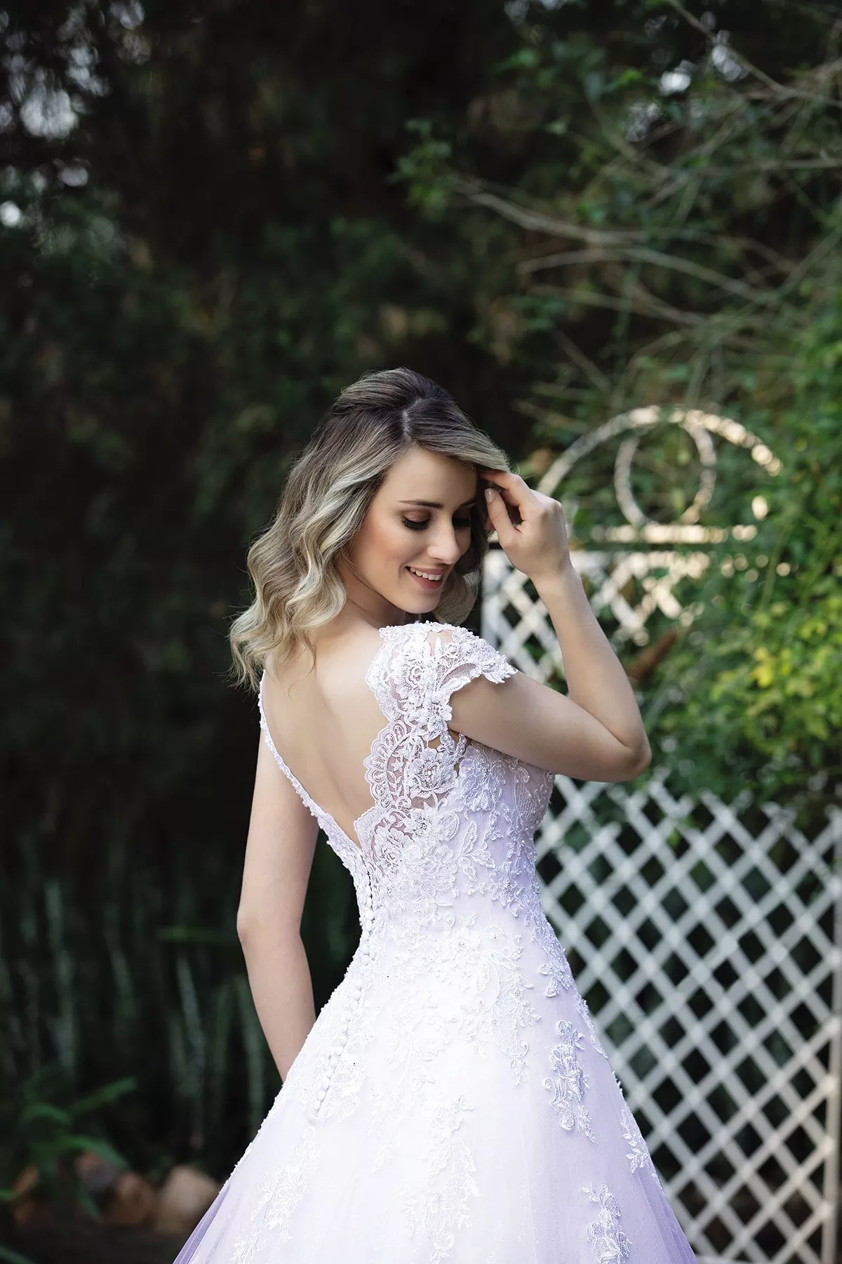 Vestido de noiva com decotes assimétricos