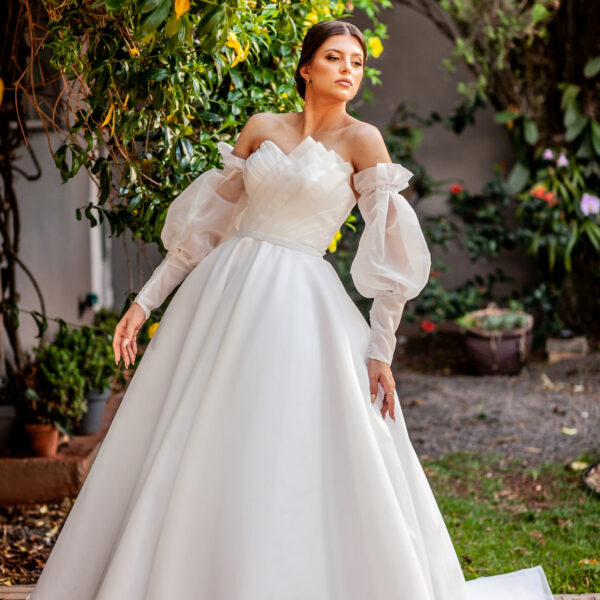 Vestido de noiva evasê volumoso arquitetônico