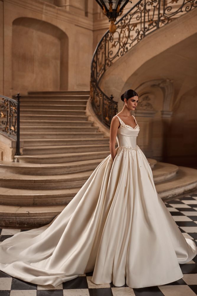 Vestido de noiva com laços gigantes