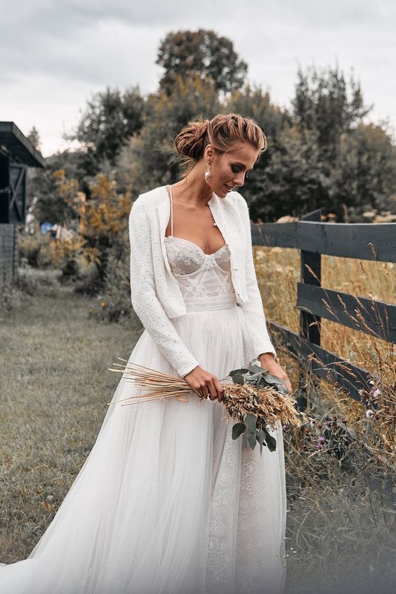 5 ideias de títulos: 1. Branco Gelo: O Guia Completo para a Noiva Moderna. 2. Descubra o Charme do Vestido de Noiva Branco Gelo. 3. Branco Gelo vs. Off-White: Qual a Diferença para o seu Casamento? 4. Como o Branco Gelo Transforma seu Look de Noiva. 5. Estilos de Casamento que Combinam Perfeitamente com o Branco Gelo.