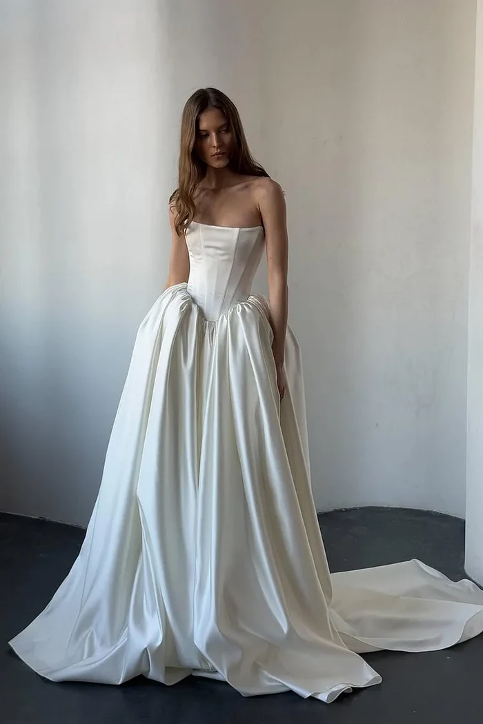 5 ideias de títulos: 1. Branco Gelo: O Guia Completo para a Noiva Moderna. 2. Descubra o Charme do Vestido de Noiva Branco Gelo. 3. Branco Gelo vs. Off-White: Qual a Diferença para o seu Casamento? 4. Como o Branco Gelo Transforma seu Look de Noiva. 5. Estilos de Casamento que Combinam Perfeitamente com o Branco Gelo.