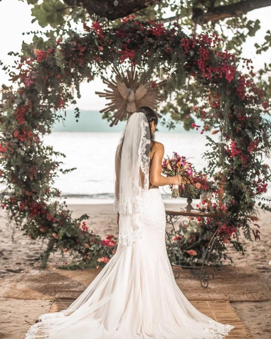 Acessórios e Calçados Perfeitos para Noivas na Praia