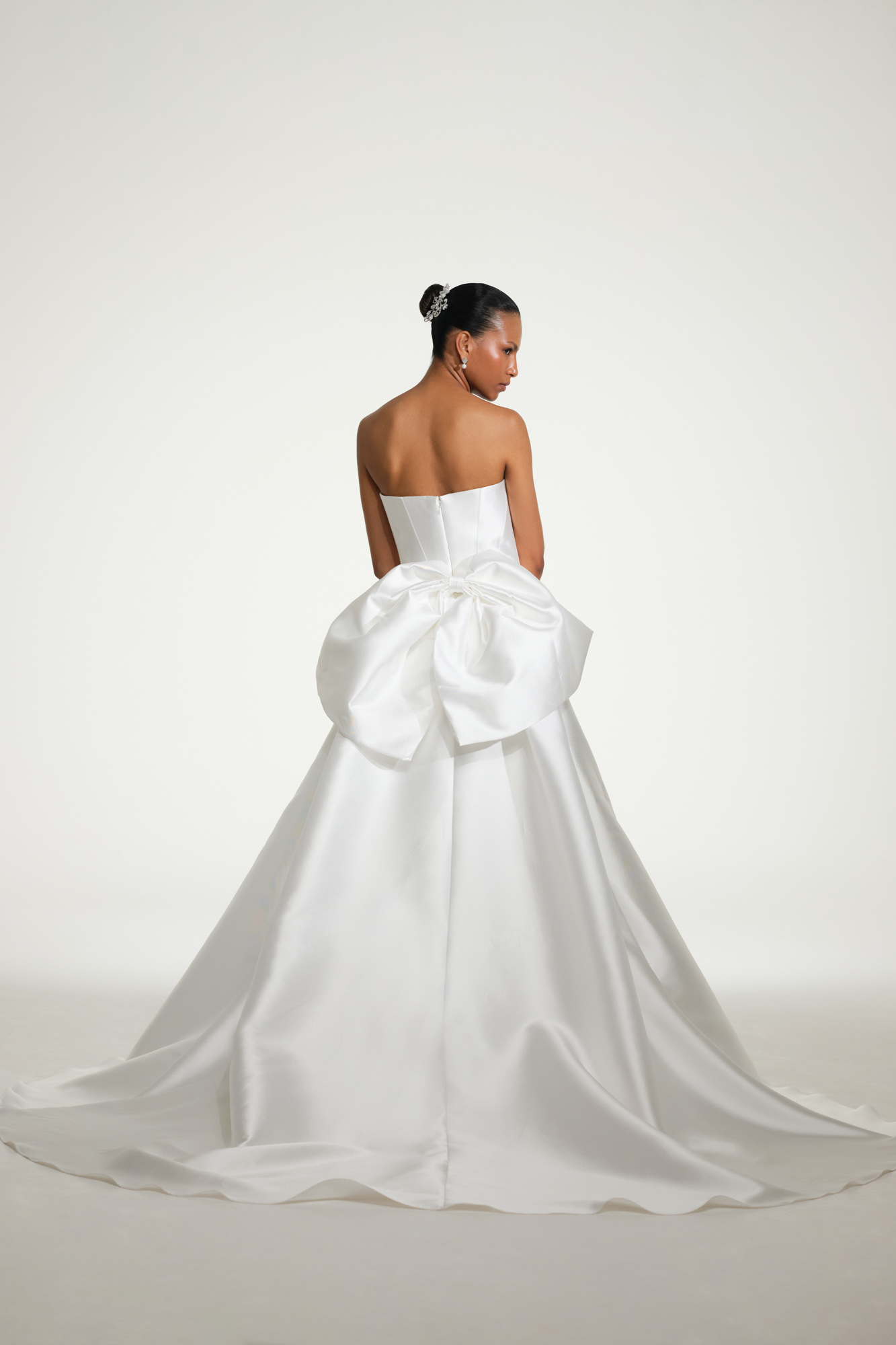 vestido de noiva cauda capela com renda