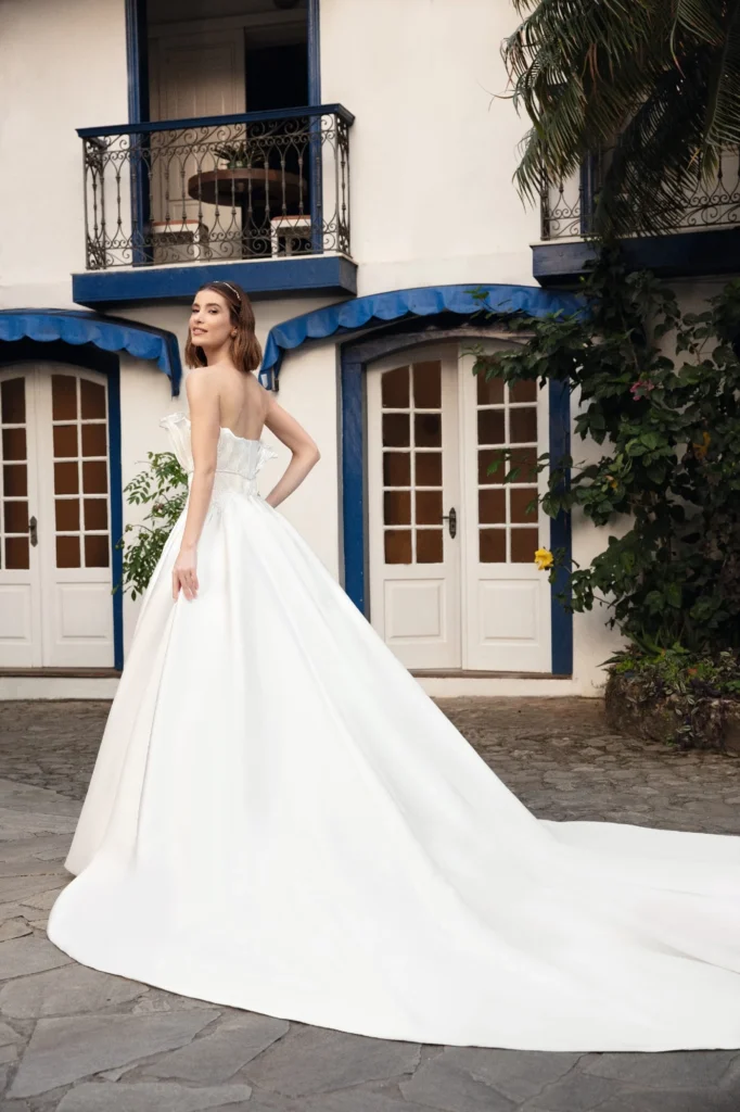 5 ideias de títulos:
1. Vestido de Noiva 2 em 1: A Versatilidade que Você Precisa no Grande Dia
2. Cauda Removível: Transforme seu Look de Noiva da Cerimônia para a Festa
3. Estilos de Vestidos de Noiva com Cauda Removível: Inspirações para Todos os Gostos
4. Conforto e Elegância: Descubra as Vantagens do Vestido de Noiva com Cauda Removível
5. Onde Comprar ou Alugar seu Vestido de Noiva com Cauda Removível: Guia Completo