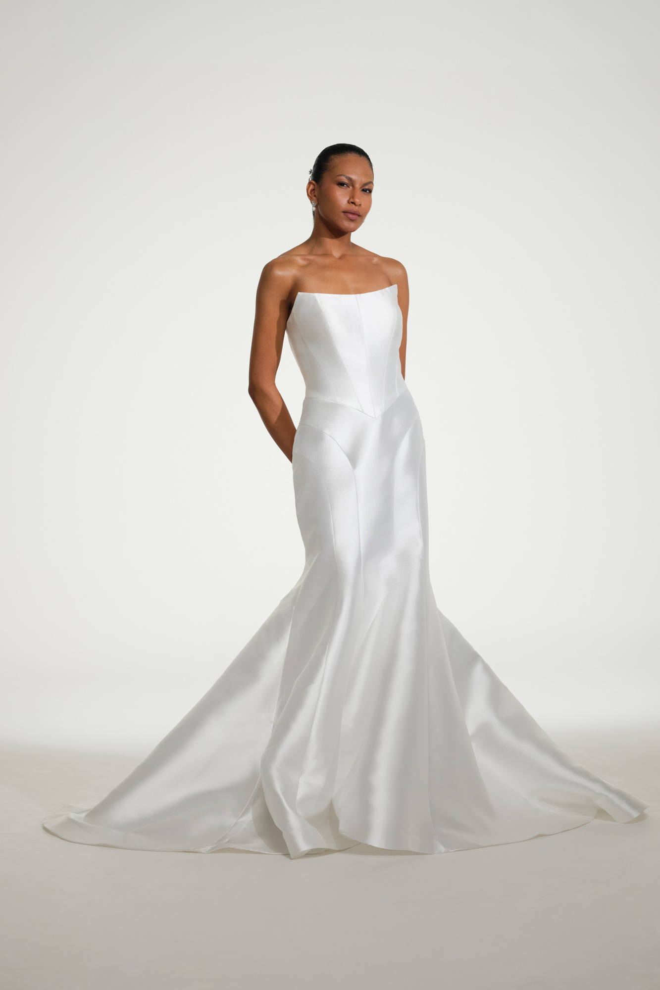 5 ideias de títulos:
1. Vestido de Noiva 2 em 1: A Versatilidade que Você Precisa no Grande Dia
2. Cauda Removível: Transforme seu Look de Noiva da Cerimônia para a Festa
3. Estilos de Vestidos de Noiva com Cauda Removível: Inspirações para Todos os Gostos
4. Conforto e Elegância: Descubra as Vantagens do Vestido de Noiva com Cauda Removível
5. Onde Comprar ou Alugar seu Vestido de Noiva com Cauda Removível: Guia Completo