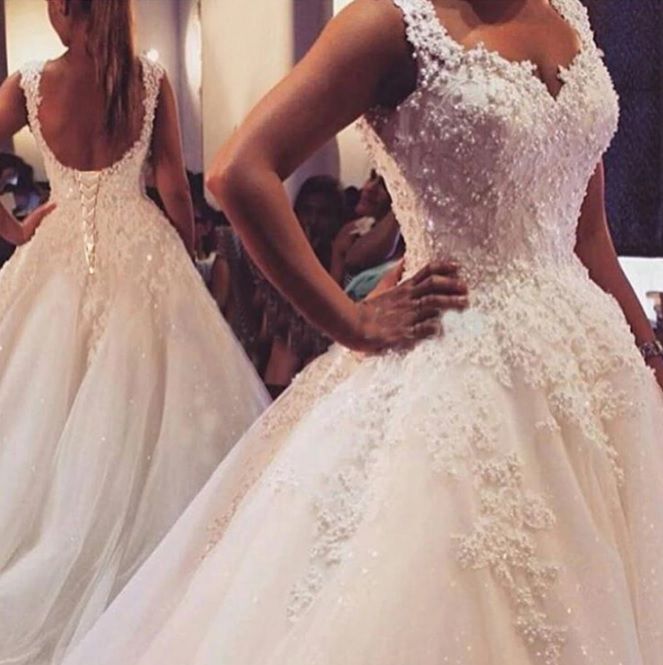 vestido de noiva com bordado no decote