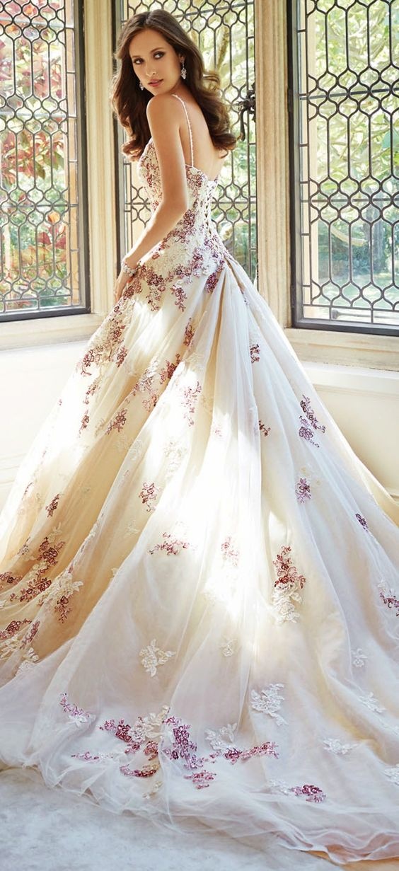 vestido de noiva com bordado em linha