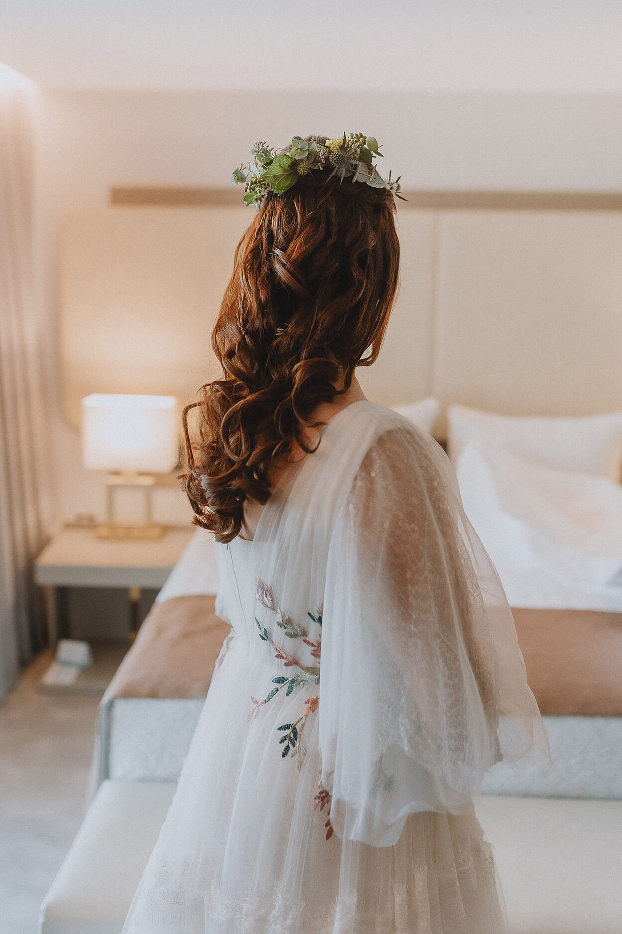 vestido de noiva com bordado dourado