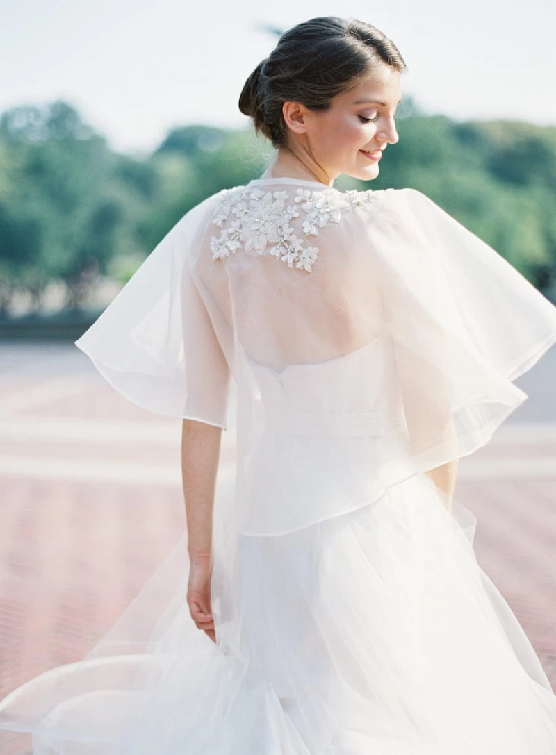 Como Escolher a Capa Curta Perfeita para Seu Vestido de Noiva