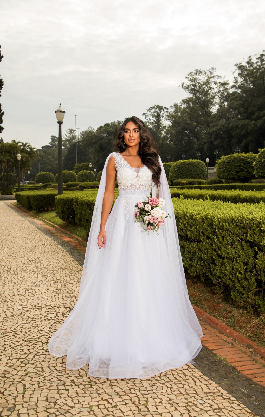 Vestido de Noiva Minimalista com Capa: Elegância e Sofisticação