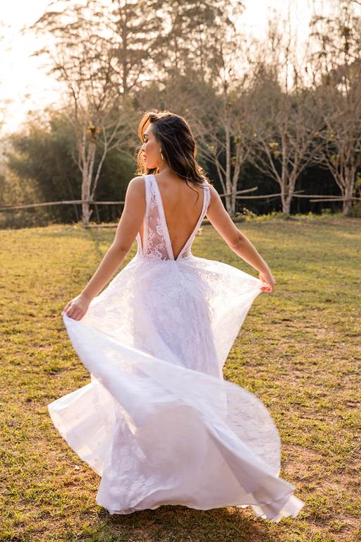 quanto custa um vestido de noiva com decote nas costas