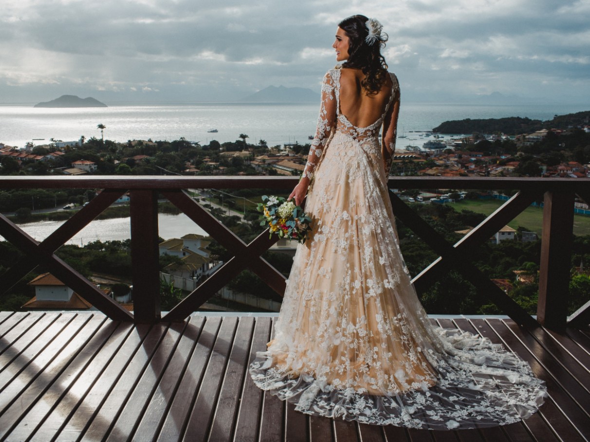 vestido de noiva com decote nas costas