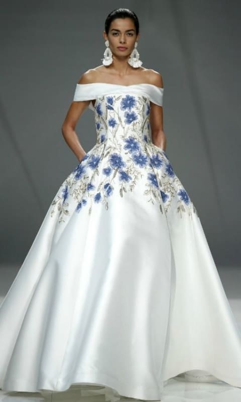 vestido de noiva com detalhes azuis