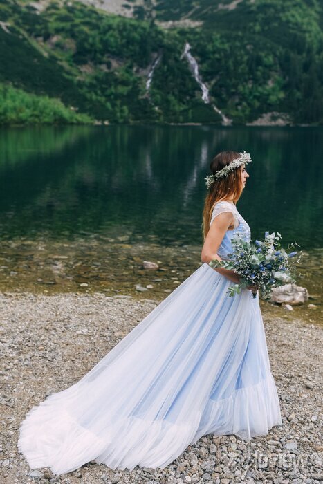 vestido de noiva com detalhes azuis