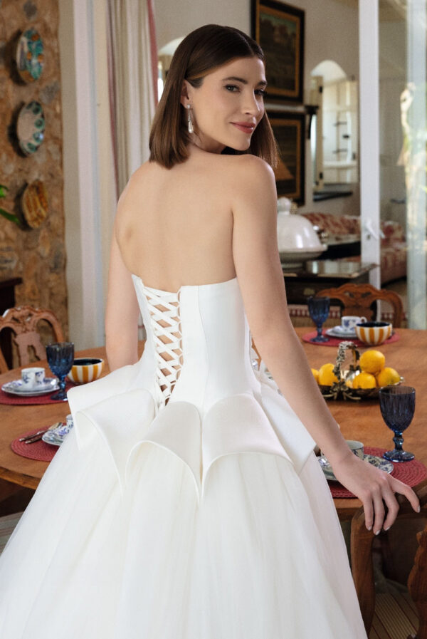 Guia Completo: Laços em Vestidos de Noiva Curtos vs. Longos