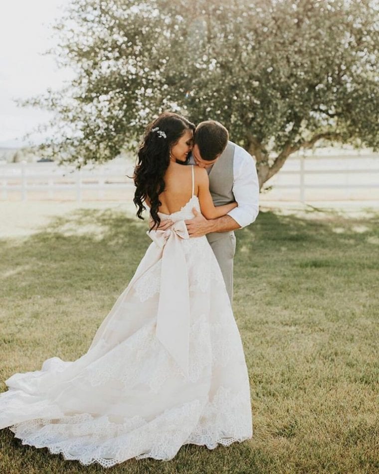 vestido de noiva com laço nas costas