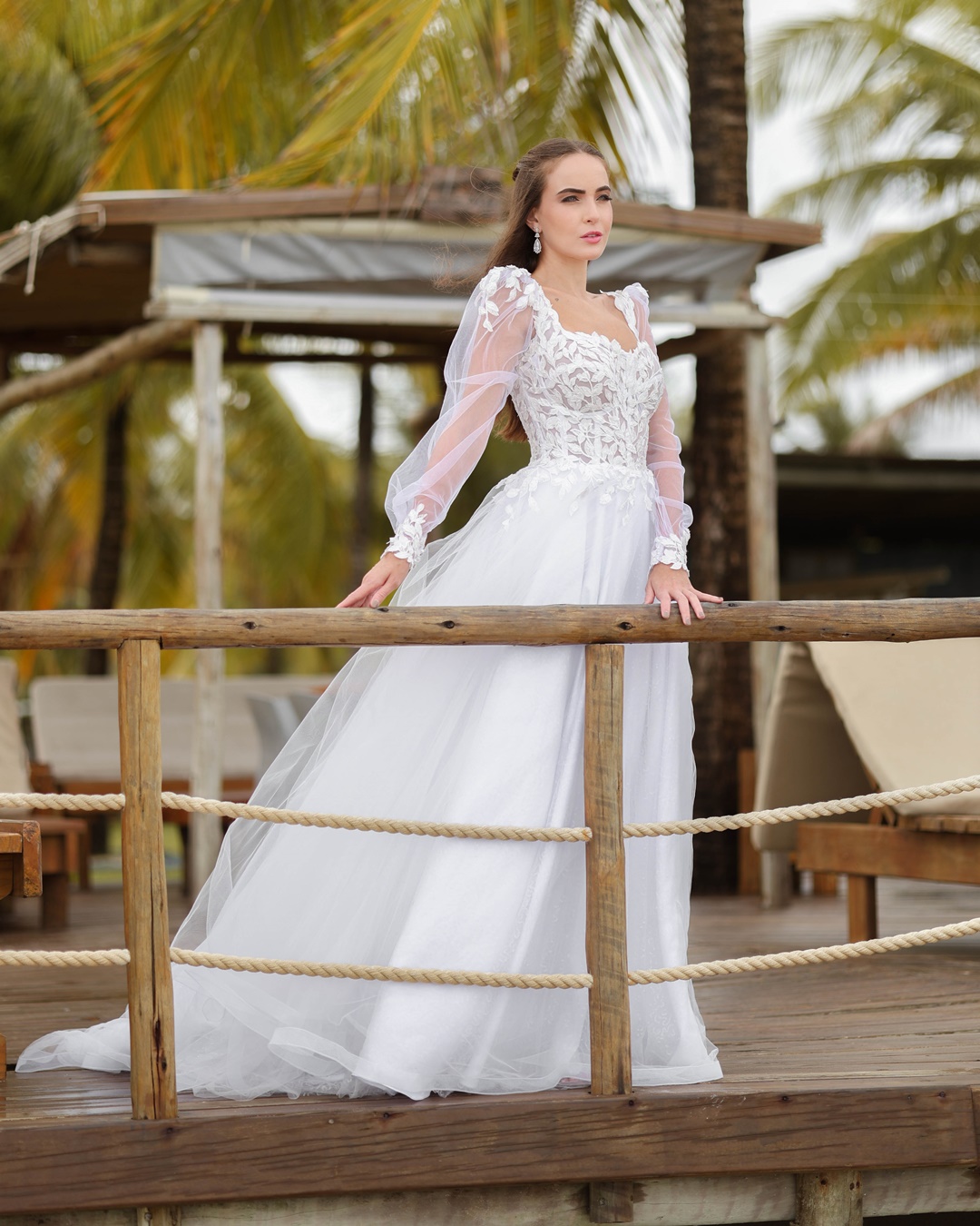 vestido de noiva minimalista mangas bufantes removíveis
