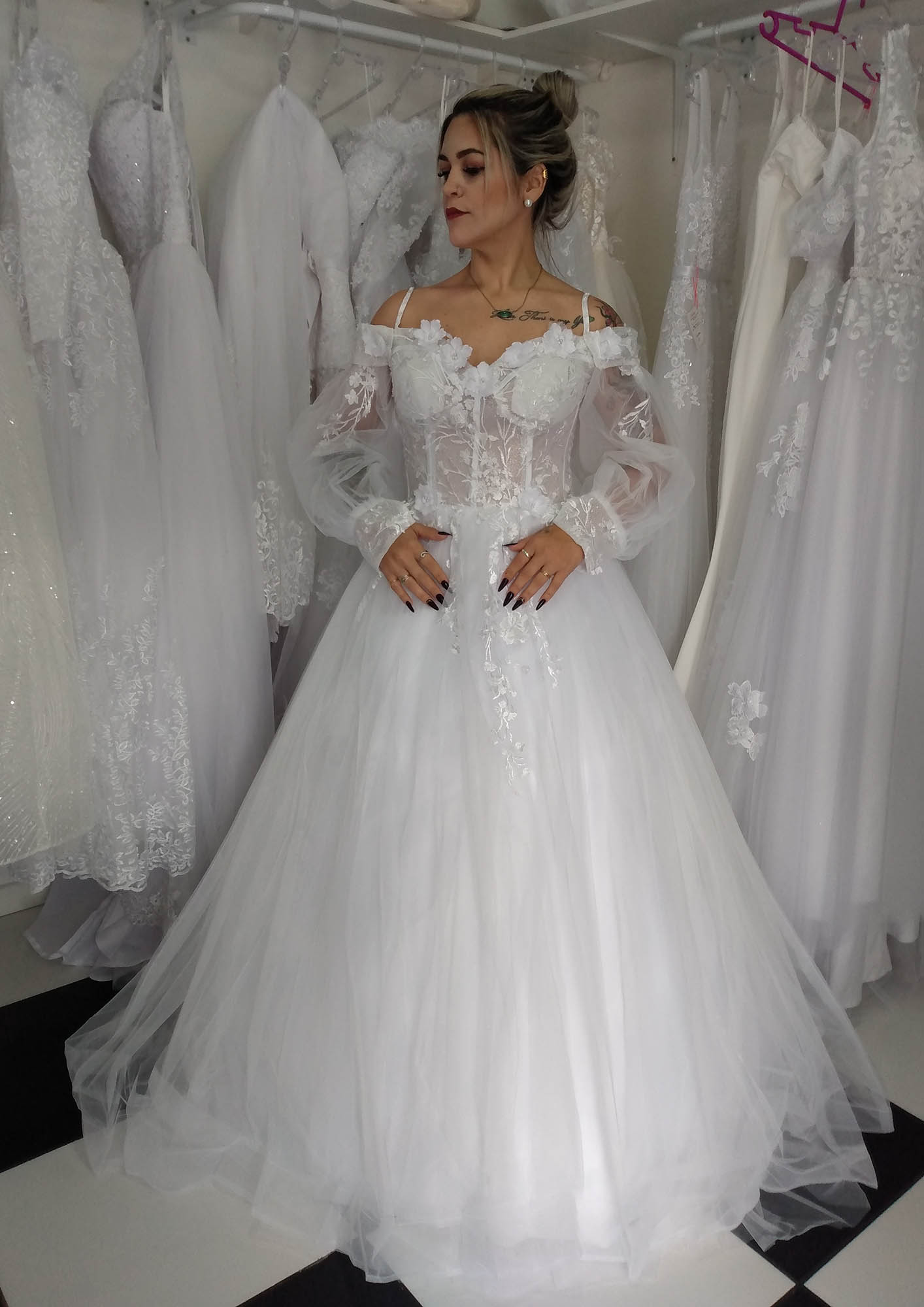 vestido de noiva com mangas bufantes removíveis para festa
