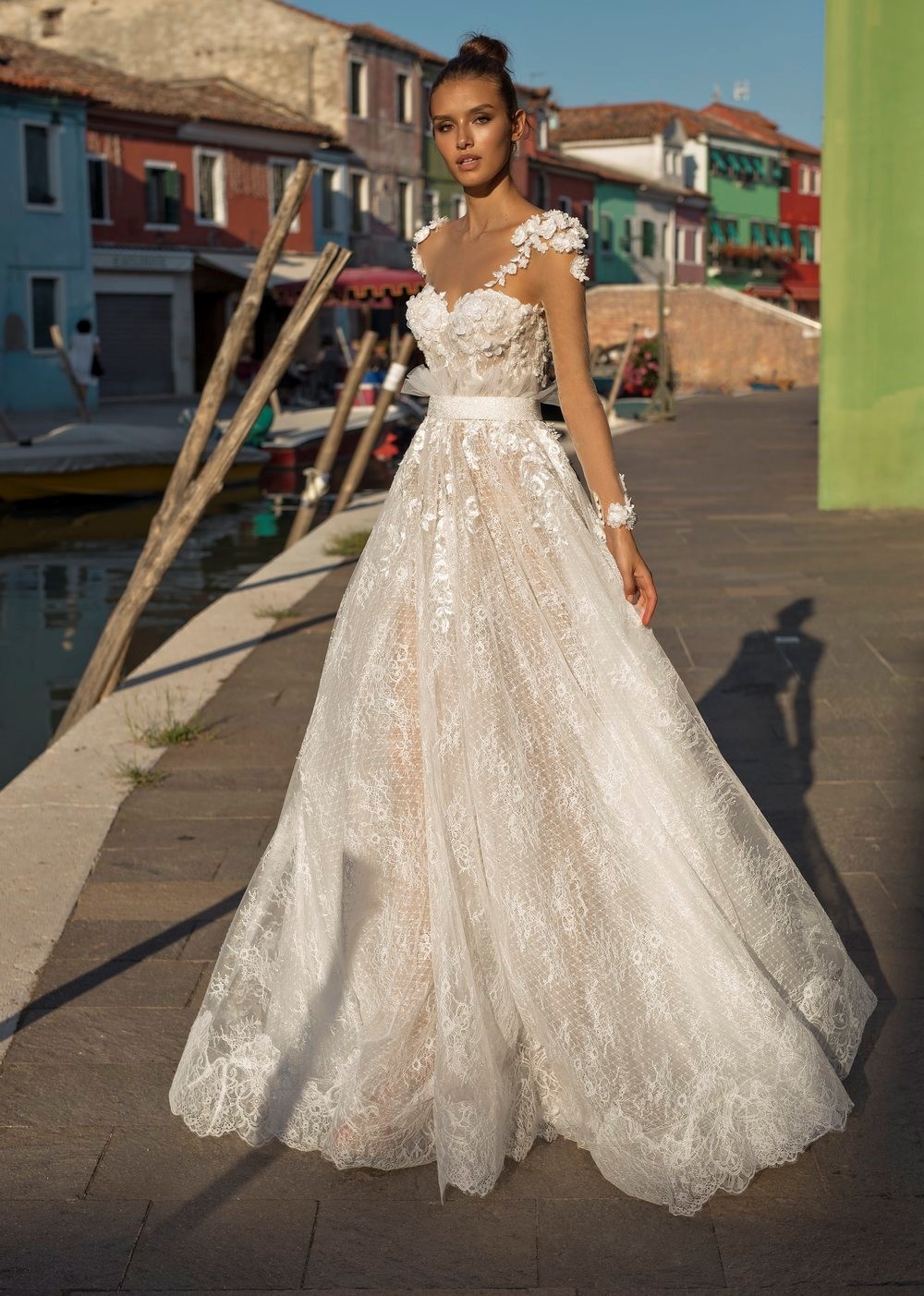 Vestidos de noiva com tule de poá para casamento civil: opções e dicas