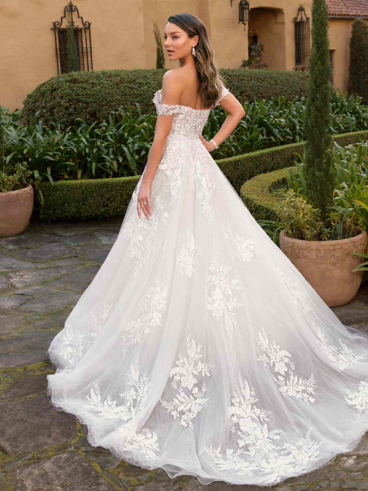 Vestidos de noiva com tule de poá para casamento civil: opções e dicas