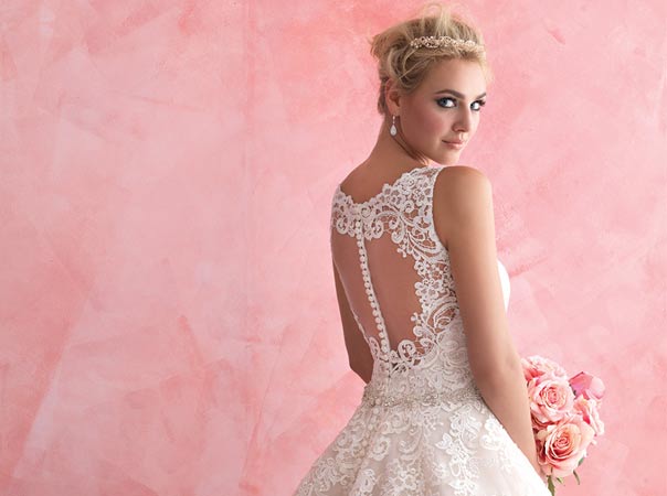 Penteados que valorizam o decote nadador em vestidos de noiva