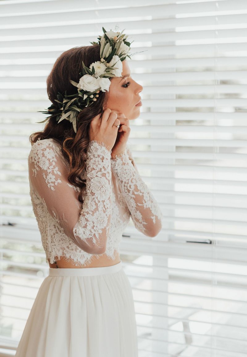 5 ideias de títulos:
1. Bridal Separates: A Tendência que Está Redefinindo os Casamentos Modernos
2. Do Boho ao Minimalista: Como Usar o Conjunto Cropped e Saia no Seu Grande Dia
3. Dicas Essenciais para Escolher o Conjunto Perfeito de Cropped e Saia para Noivas
4. Bridal Separates: Versatilidade e Estilo para a Noiva Contemporânea
5. Casamento dos Sonhos: Inspire-se com Looks de Cropped e Saia para Todas as Noivas