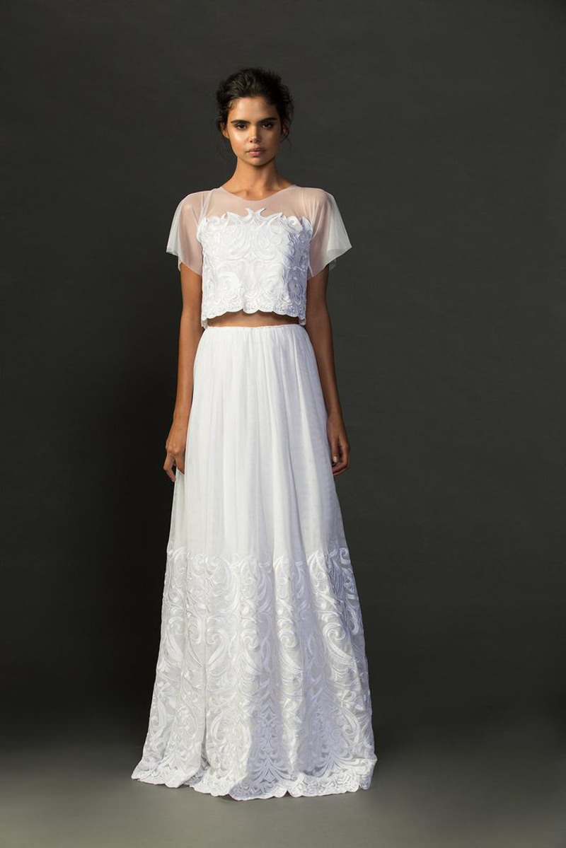 5 ideias de títulos:
1. Bridal Separates: A Tendência que Está Redefinindo os Casamentos Modernos
2. Do Boho ao Minimalista: Como Usar o Conjunto Cropped e Saia no Seu Grande Dia
3. Dicas Essenciais para Escolher o Conjunto Perfeito de Cropped e Saia para Noivas
4. Bridal Separates: Versatilidade e Estilo para a Noiva Contemporânea
5. Casamento dos Sonhos: Inspire-se com Looks de Cropped e Saia para Todas as Noivas