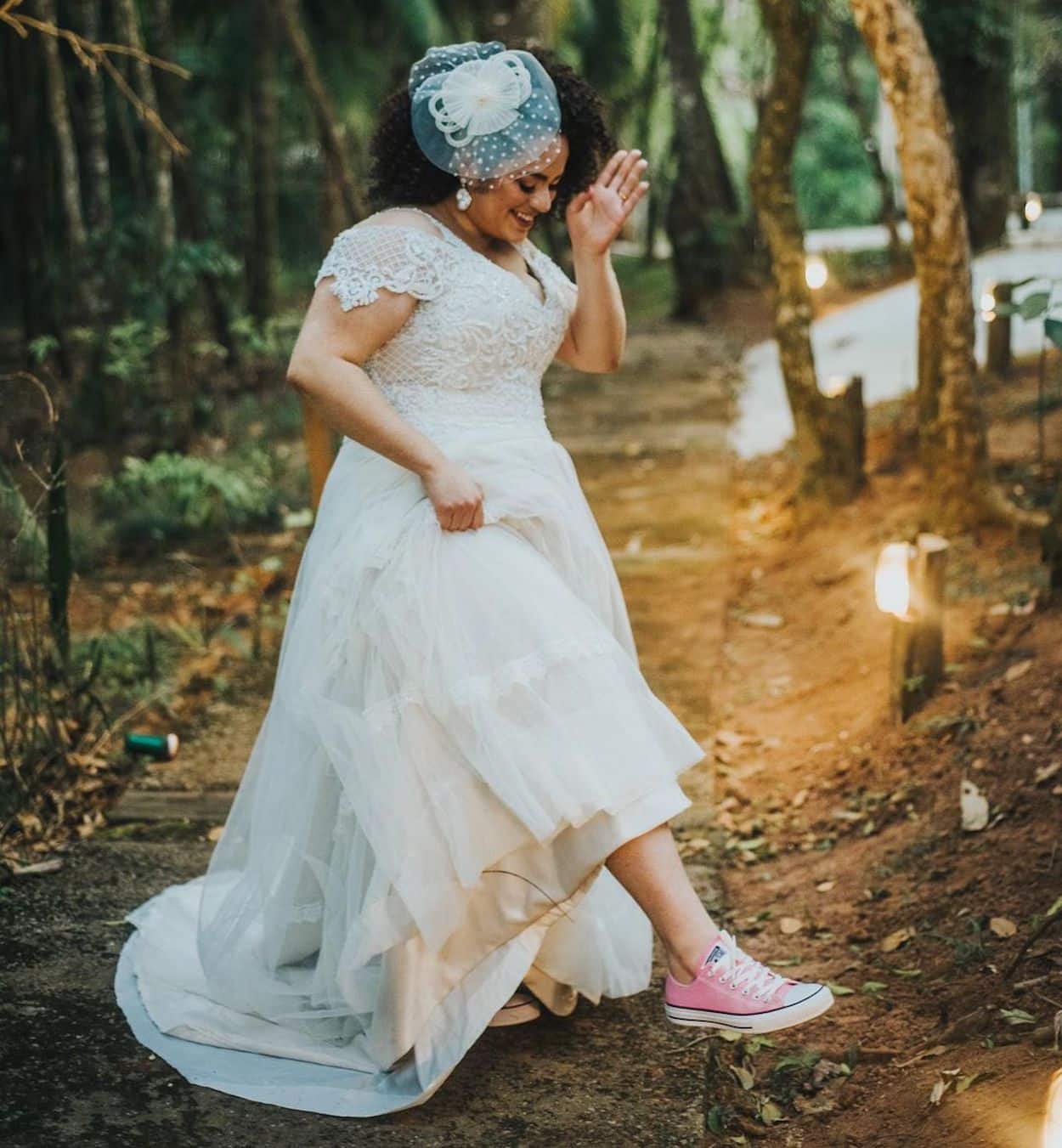 5 ideias de títulos:
1. Casamento com Tênis: O Guia Completo para Noivas Modernas
2. Do Civil à Festa: Como Usar Tênis com seu Vestido de Noiva
3. Conforto e Estilo: A Tendência dos Tênis para Noivas
4. Personalize seu Look: Tênis de Noiva com Toques Únicos
5. Elopement Wedding: A Praticidade do Tênis no Grande Dia