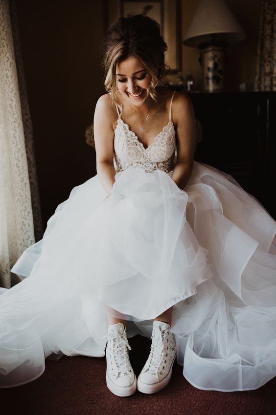 5 ideias de títulos:
1. Casamento com Tênis: O Guia Completo para Noivas Modernas
2. Do Civil à Festa: Como Usar Tênis com seu Vestido de Noiva
3. Conforto e Estilo: A Tendência dos Tênis para Noivas
4. Personalize seu Look: Tênis de Noiva com Toques Únicos
5. Elopement Wedding: A Praticidade do Tênis no Grande Dia