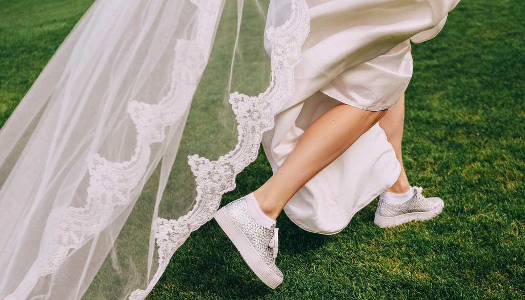 5 ideias de títulos:
1. Casamento com Tênis: O Guia Completo para Noivas Modernas
2. Do Civil à Festa: Como Usar Tênis com seu Vestido de Noiva
3. Conforto e Estilo: A Tendência dos Tênis para Noivas
4. Personalize seu Look: Tênis de Noiva com Toques Únicos
5. Elopement Wedding: A Praticidade do Tênis no Grande Dia