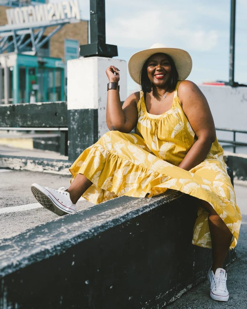 vestido de noiva curto com tênis