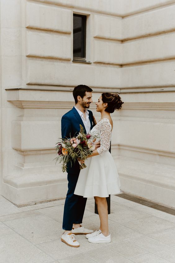 vestido de noiva curto com tênis