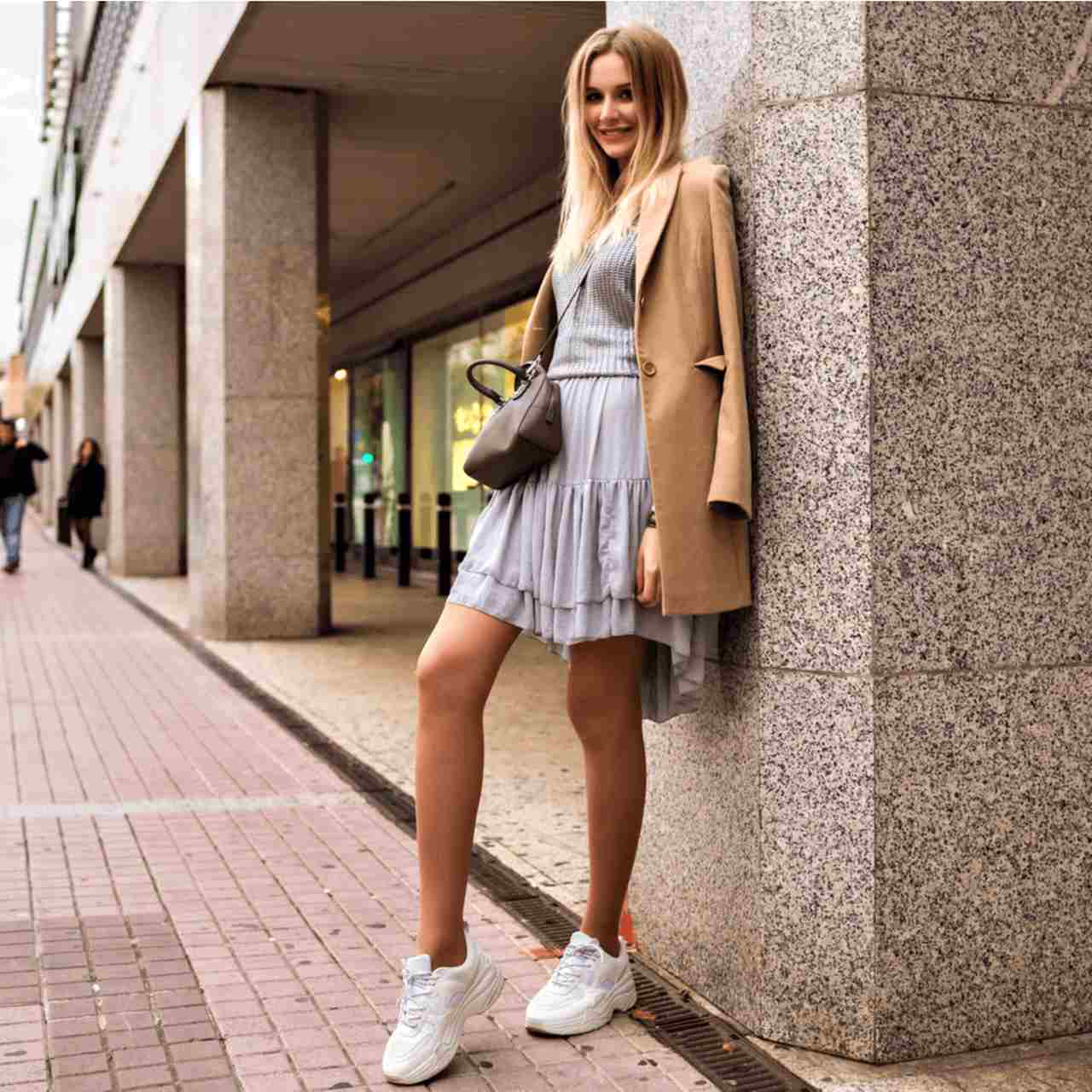 vestido de noiva curto com tênis