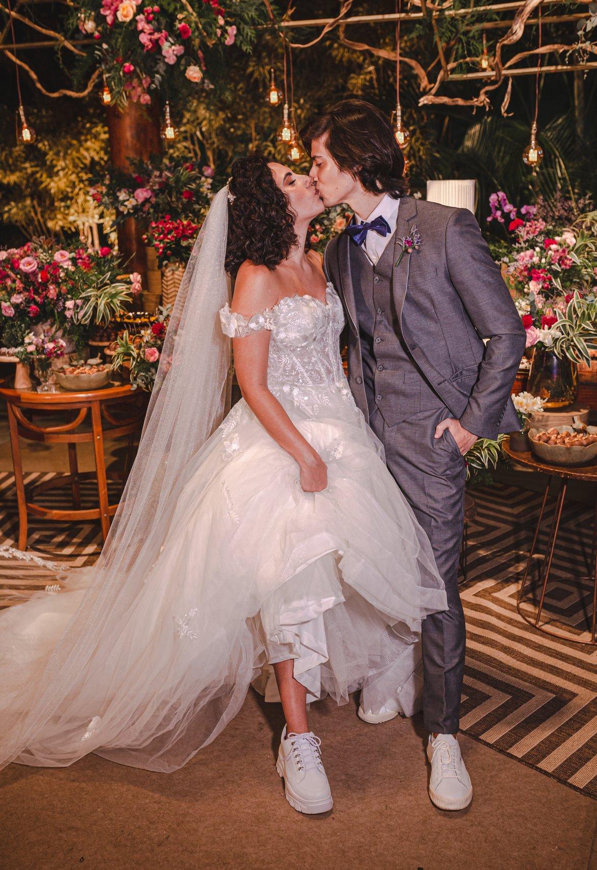 5 ideias de títulos:
1. Casamento com Tênis: O Guia Completo para Noivas Modernas
2. Do Civil à Festa: Como Usar Tênis com seu Vestido de Noiva
3. Conforto e Estilo: A Tendência dos Tênis para Noivas
4. Personalize seu Look: Tênis de Noiva com Toques Únicos
5. Elopement Wedding: A Praticidade do Tênis no Grande Dia