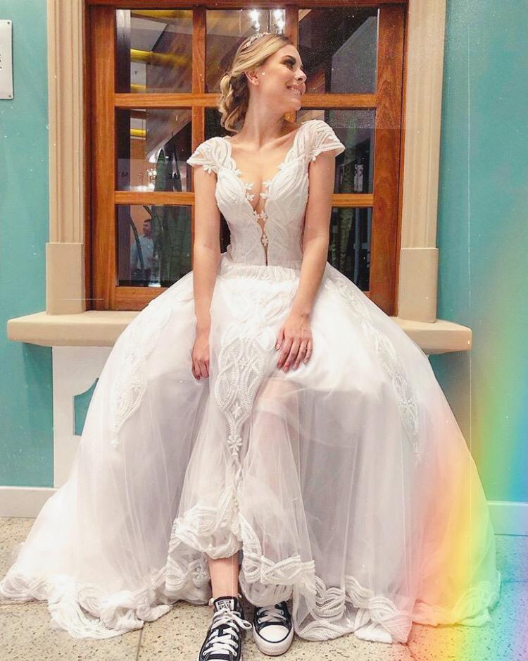 vestido de noiva curto com tênis