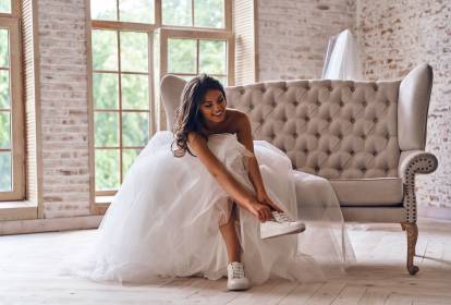 5 ideias de títulos:
1. Casamento com Tênis: O Guia Completo para Noivas Modernas
2. Do Civil à Festa: Como Usar Tênis com seu Vestido de Noiva
3. Conforto e Estilo: A Tendência dos Tênis para Noivas
4. Personalize seu Look: Tênis de Noiva com Toques Únicos
5. Elopement Wedding: A Praticidade do Tênis no Grande Dia