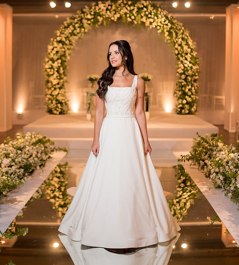 Decote Quadrado e Mangas Longas: A Combinação Perfeita para Casamentos de Inverno