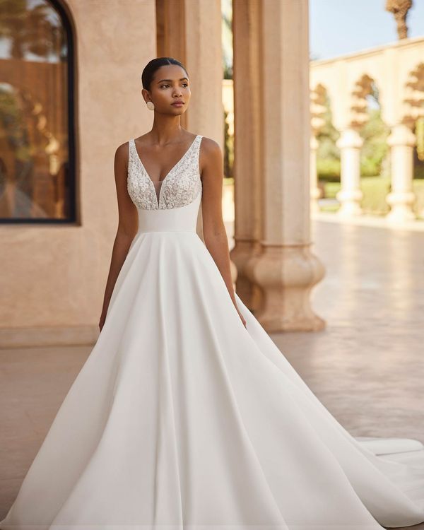 Vestidos de Noiva Minimalistas com Decote Quadrado: Elegância e Simplicidade