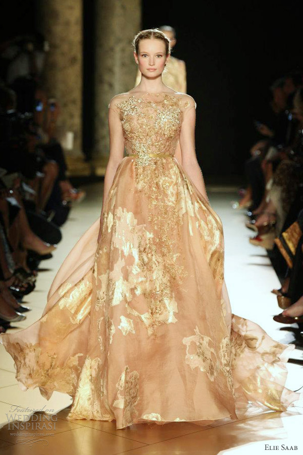 vestido de noiva dourado prosperidade