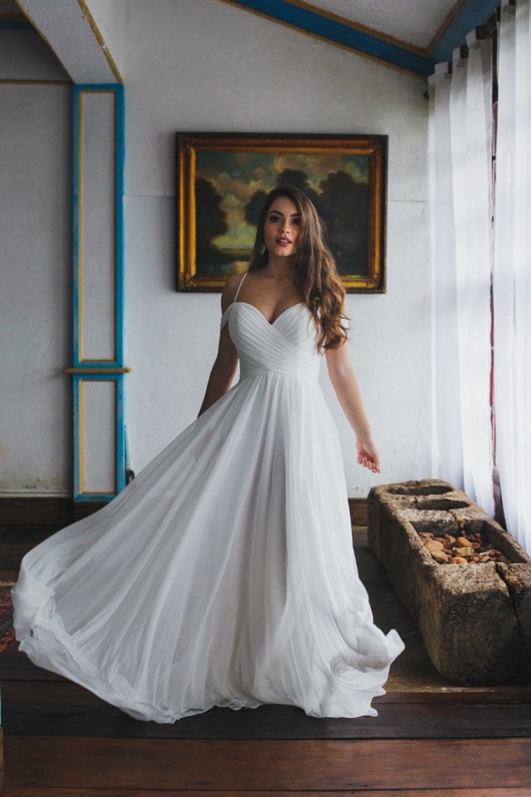 5 ideias de títulos para posts sobre vestidos de elopement wedding:
1. Elopement Wedding: Os Vestidos Perfeitos para Sua Aventura Romântica
2. Minimalista ou Boho? Encontre o Vestido de Elopement Ideal para Você
3. Vestidos de Noiva para Elopement: Conforto e Estilo em Cenários Naturais
4. Dicas Essenciais: Como Escolher o Vestido de Elopement Wedding Perfeito
5. Do Campo à Praia: Tendências de Vestidos para Casamentos Íntimos