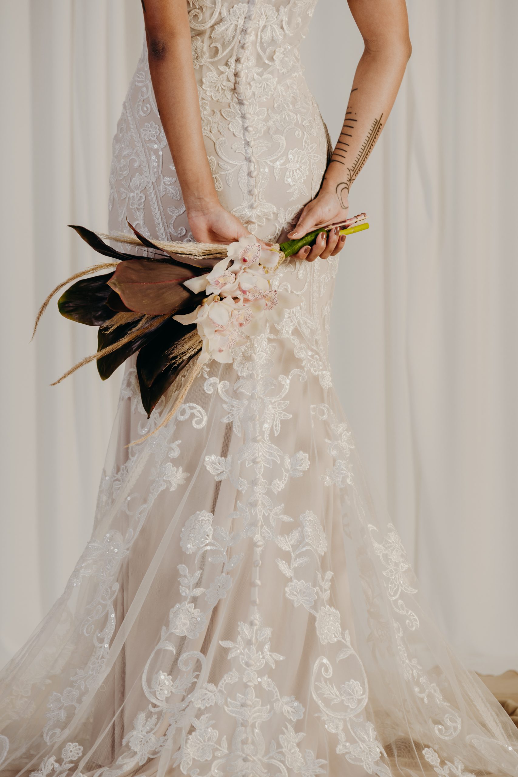 vestido de noiva nude com renda branca