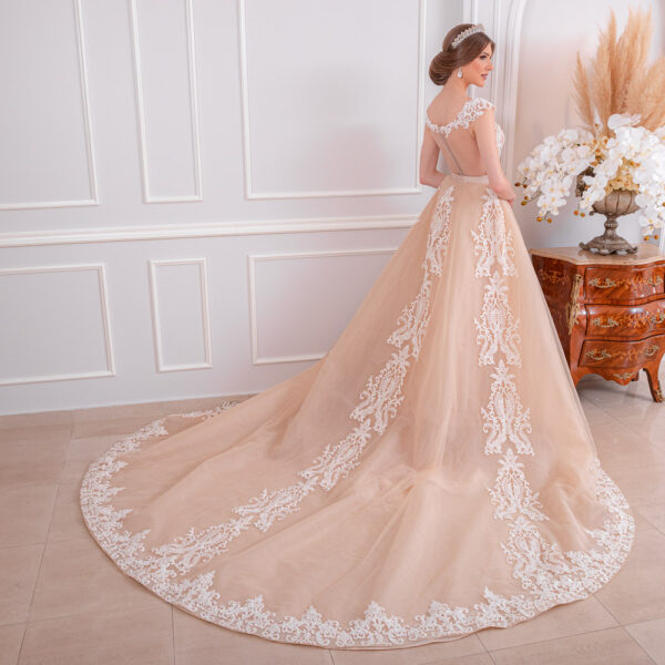 vestido de noiva nude com renda branca