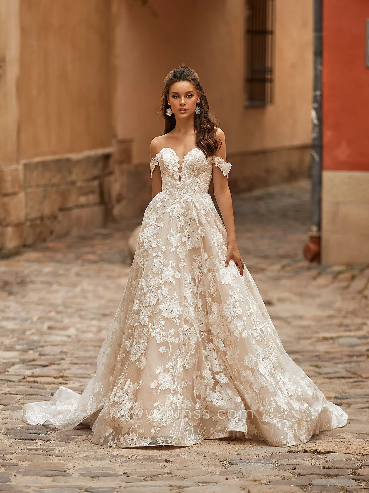 vestido de noiva ombro a ombro renda curto