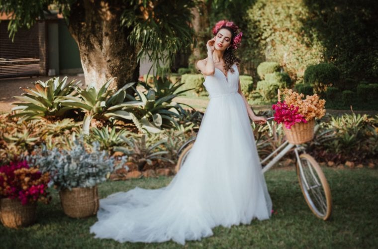 5 ideias de títulos:
1. Vestidos de Casamento à Tarde: Tendências e Estilos para Brilhar
2. Boho Chic vs. Minimalismo: Qual o Vestido Perfeito para seu Casamento à Tarde?
3. Comprimento Midi: A Escolha Sofisticada para Casamentos Diurnos
4. Rendas e Tecidos Fluidos: Os Segredos para um Casamento à Tarde Inesquecível
5. Guia Completo: Como Escolher o Vestido Ideal para Casamentos à Tarde