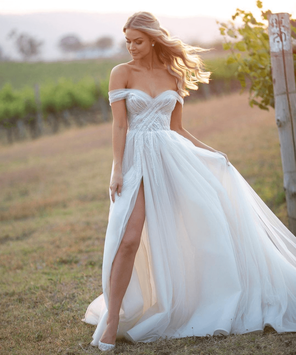 5 ideias de títulos:
1. Vestidos de Casamento à Tarde: Tendências e Estilos para Brilhar
2. Boho Chic vs. Minimalismo: Qual o Vestido Perfeito para seu Casamento à Tarde?
3. Comprimento Midi: A Escolha Sofisticada para Casamentos Diurnos
4. Rendas e Tecidos Fluidos: Os Segredos para um Casamento à Tarde Inesquecível
5. Guia Completo: Como Escolher o Vestido Ideal para Casamentos à Tarde