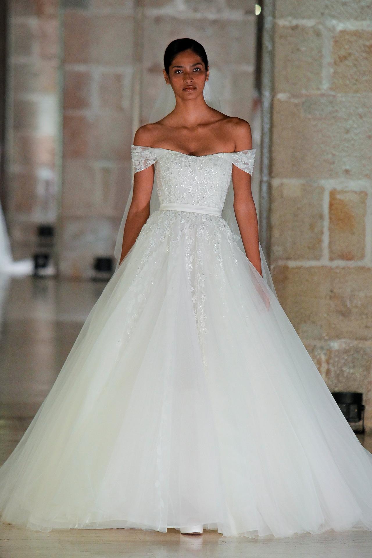 5 ideias de títulos:
1. O Guia Definitivo do Vestido de Noiva Perfeito para Casamentos em Navios
2. Tendências de Vestidos de Noiva para um Casamento Inesquecível em Alto-Mar
3. Dicas Essenciais: Como Escolher e Cuidar do Seu Vestido de Noiva em um Cruzeiro
4. Estilos de Vestidos que Combinam com o Charme de um Casamento Náutico
5. Casamento em Navio: Dos Tecidos aos Acessórios