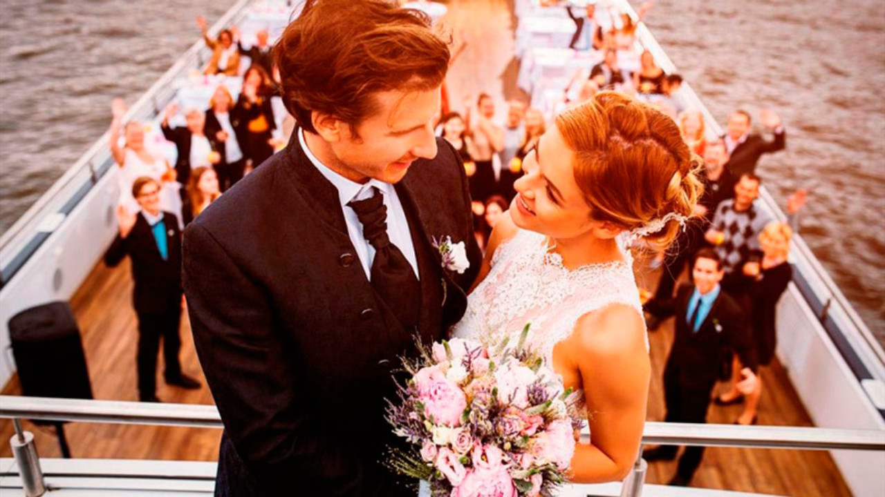 5 ideias de títulos:
1. O Guia Definitivo do Vestido de Noiva Perfeito para Casamentos em Navios
2. Tendências de Vestidos de Noiva para um Casamento Inesquecível em Alto-Mar
3. Dicas Essenciais: Como Escolher e Cuidar do Seu Vestido de Noiva em um Cruzeiro
4. Estilos de Vestidos que Combinam com o Charme de um Casamento Náutico
5. Casamento em Navio: Dos Tecidos aos Acessórios