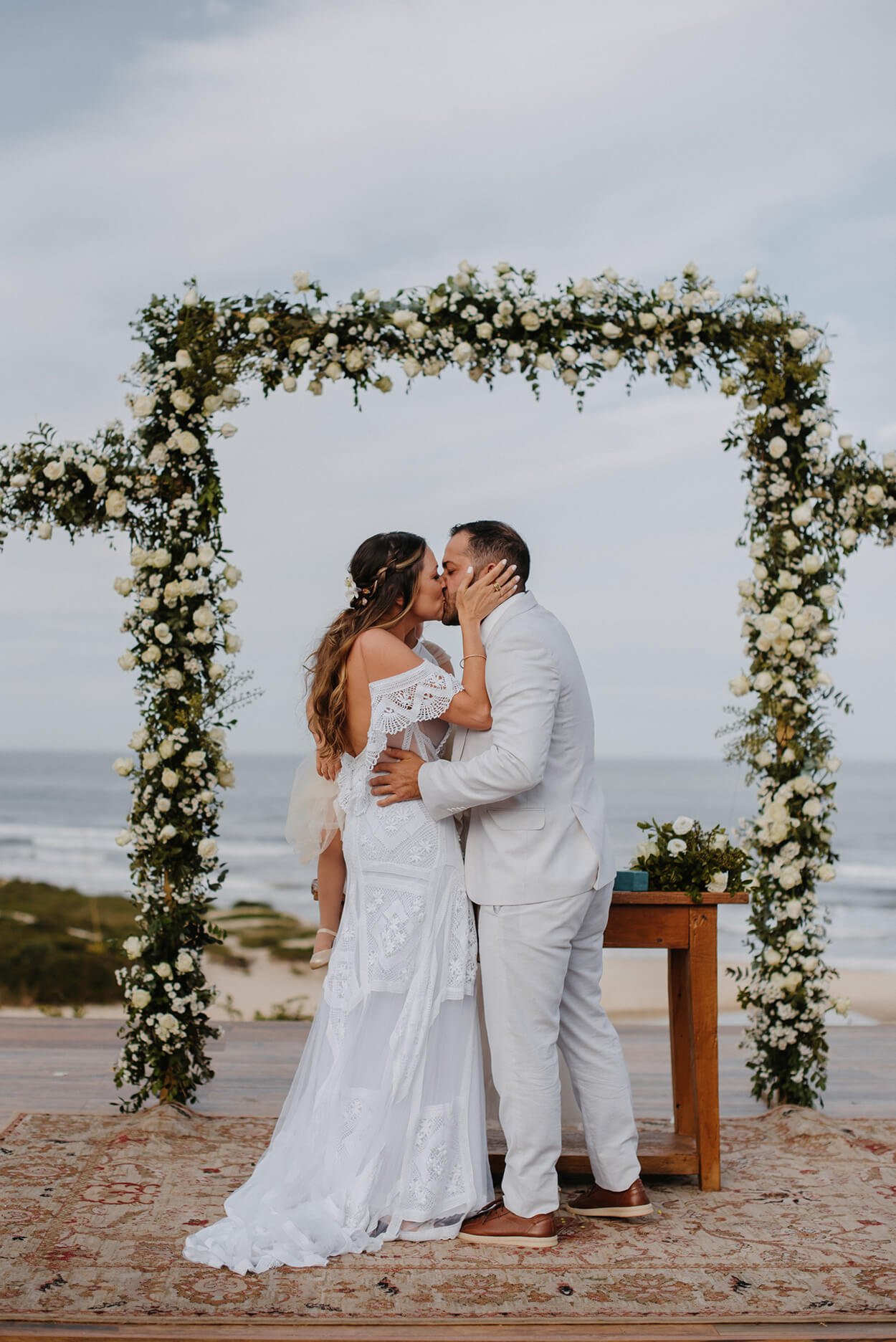 Vestidos minimalistas para renovação de votos: Elegância e sofisticação