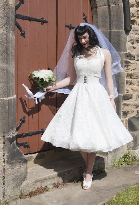 5 Ideias de Vestidos de Noiva Pin-Up para um Casamento Único
Como Criar um Look de Noiva Pin-Up Autêntico
Onde Encontrar Vestidos de Noiva Pin-Up: Lojas e Preços
Acessórios Essenciais para a Noiva Pin-Up: Do Batom ao Sapato
Guia Completo: Características do Vestido de Noiva Pin-Up